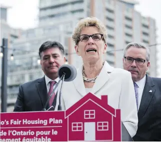  ?? CHRISTOPHE­R KATSAROV/THE CANADIAN PRESS FILES ?? Premier Kathleen Wynne, centre, gathered a group of experts last April, including top city-planning bosses to find a solution to the stunning cost of housing.