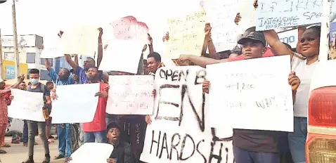  ?? ?? Ibadan youths protesting high cost of living… yesterday.