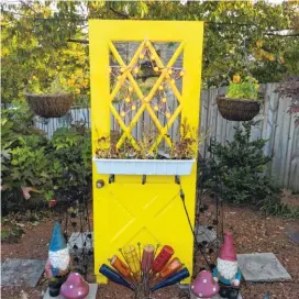  ?? PHOTOS COURTESY GARY HOLLOWAY ?? A repurposed door adds a touch of sunshine to a garden in Gary Holloway’s yard.