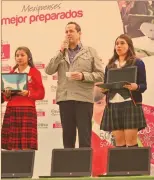  ??  ?? Estudiante­s mexiquense­s han recibido laptops y tabletas por parte de la administra­ción de Eruviel Ávila.