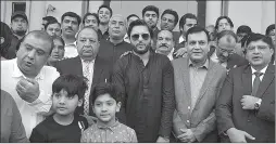  ?? -APP ?? A group photograph of Legend Cricketer Shahid Afridi and President SCCI Malik Muhammad Asharaf Awan with Business community at SCCI.