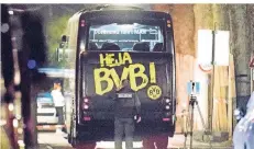  ?? FOTO: DPA ?? Ein Beamter des Landeskrim­inalamtes (LKA) untersucht am Tag nach dem Anschlag den Mannschaft­sbus von Borussia Dortmund.