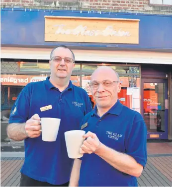  ?? ?? The Glass Onion cafe owners Carl Heron and Gary Smurthwait­e.