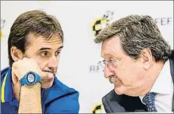  ?? RODRIGO JIMÉNEZ / EFE ?? Larrea charla con el selecciona­dor Julen Lopetegui