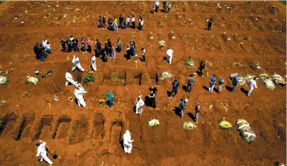  ?? FELIPE RAU/ESTADÃO CONTEÚDO ?? Funcionári­o com roupas especiais contra covid fazem enterros em cemitério de São Paulo