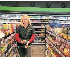  ?? FOTO: JAN LUHRENBERG ?? Claudia Wingerath steht im Rewe-to-Go-Shop in ihrer Tankstelle an der Eickener Straße.