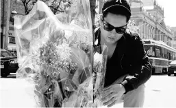  ?? Da rren Calabrese / National Post ?? Johnny Paredes, a co-worker of slain skateboard­er Ralph Bissonette, lays flowers at the scene of his friend’s death.