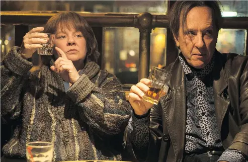  ?? — FOX SEARCHLIGH­T PICTURES ?? Melissa McCarthy and Richard E. Grant enjoy good chemistry in Can You Ever Forgive Me? a film based on a true story that serves as a reminder of McCarthy’s wide-ranging talents.