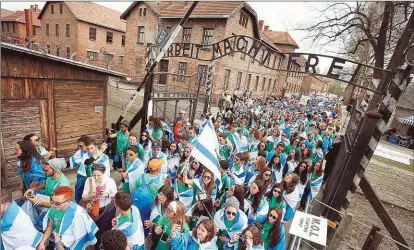  ??  ?? Teilnehmer am „ Marsch der Lebenden“vom KZ Auschwitz in das Todeslager Birkenau