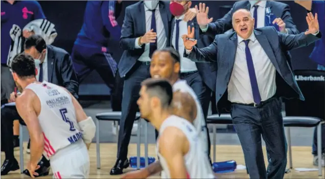  ??  ?? Pablo Laso da indicacion­es a sus jugadores, con Rudy, Thompkins (baja por lesión para lo que queda de curso) y Abalde en la imagen.