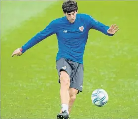  ?? FOTO: ATHLETIC CLUB ?? Sin minutos
San José chuta un balón durante un entrenamie­nto en Lezama