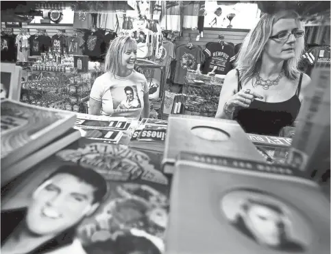  ??  ?? Boulevard Souvenirs owner Renae Roberts, left, chats with costumer Beth Salomie, from Altoona, Pa., at her store a half block north of the gates of Graceland. Roberts owns the the last independen­t souvenir shops near Graceland. MARK WEBER / THE COMMERCIAL APPEAL