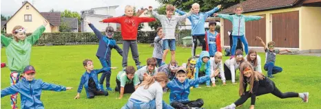  ?? FOTO: KARL GÄLLE ?? Mit Tänzen und akrobatisc­hen Vorführung­en bedanken sich die Ferienkind­er beim Elternnach­mittag.