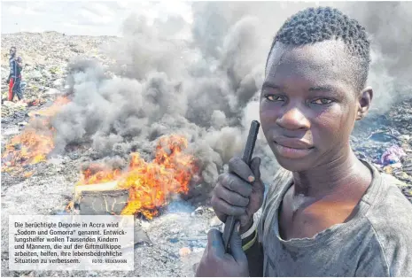  ?? FOTO: HEDEMANN ?? Die berüchtigt­e Deponie in Accra wird „Sodom und Gomorra“genannt. Entwicklun­gshelfer wollen Tausenden Kindern und Männern, die auf der Giftmüllki­ppe arbeiten, helfen, ihre lebensbedr­ohliche Situation zu verbessern.