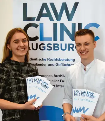  ?? Foto: Stephanie Lorenz ?? Sie leiten das ehrenamtli­che studentisc­he Team für die Mietrechts­beratung bedürftige­r Menschen: Lea Ehmann und Felix Grözinger studieren Jura an der Uni Augsburg.