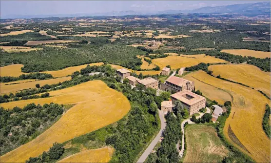  ?? MARC VILA ?? 13 de julio del 2018 8Vista aérea del santuario del Miracle, en el municipio de Riner, rodeado de vegetación.