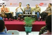  ?? SEPTINDA AYU PRAMITASAR­I/ JAWA POS ?? DARI SISI MEDIA: Ketua AJI Surabaya Miftah Faridl (dua dari kiri) saat berbagi pengetahua­n dalam diskusi di Ubaya kemarin.