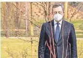  ?? FOTO: AFP PHOTO/
PALAZZO CHIGI PRESS ?? Mario Draghi mit einem Baum, den er symbolisch in Bergamo
gepflanzt hat.