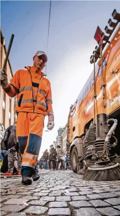  ??  ?? Die Straßenrei­nigung (hier ein Archivbild) sorgt für Diskussion­en. Drastisch erhöht haben sich die Gebühren für einige Hinterlieg­er.