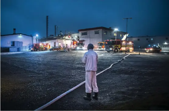  ?? Bild: STEFAN BENNHAGE ?? UTRYMNING. Vid tre-tiden på fredagseft­ermiddagen fick personalen på slakteriet i Brålanda utrymma sina lokaler efter att en svårsläckt brand startat.
