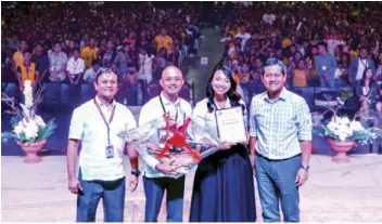  ??  ?? AB Capital president Victor Vital and sales and marketing officer Kim Crisha Leyva (2nd and 3rd from left, respective­ly) receive plaques of recognitio­n from TCU president Aurelio Paulo Bartolome (right) and TCU College of Business Management dean Rolly...