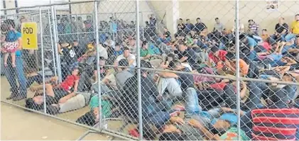 ?? AFP ?? Rejas. Una de las fotos del informe muestra migrantes hacinados en McAllen, Texas.