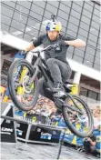  ?? FOTO: FELIX KÄSTLE ?? Danny MacAskill zeigt auf dem Freigeländ­e West, was man mit einem Fahrrad noch alles machen kann.