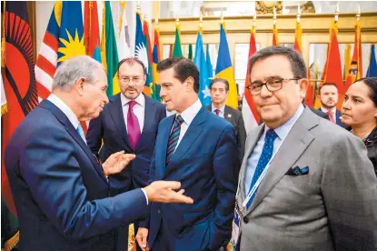  ??  ?? El Presidente estuvo acompañado por el canciller Luis Videgaray y el secretario Ildefonso Guajardo.