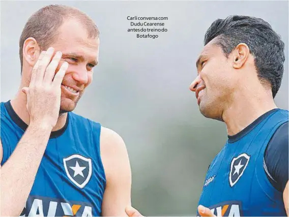  ?? Vitor SilVa/SSPreSS/Botafogo ?? Carli conversa comDudu Cearense antes do treino doBotafogo