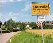  ??  ?? In Habertswei­ler erreicht der Wanderer die Höhen westlich des Neufnachta­ls. Dahinter liegt schon die Landkreisg­renze.