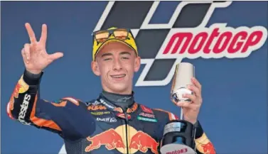  ??  ?? Pedro Acosta celebra su victoria en el GP de España en lo más alto del podio del circuito de Jerez.