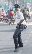  ?? FOTO: AFP ?? Hingucker im Verkehrsch­aos: Ranjeet Singh zieht in Indore die Blicke auf sich.