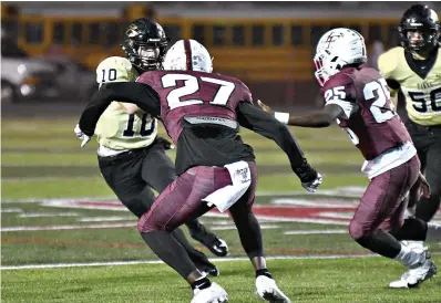  ?? Photo by Kevin Sutton ?? ■ Pleasant Grove’s Ben Harmon (10) sidesteps Liberty-Eylau’s Keyvuntae Featherson (27) and Carron Eaton (25) Friday at Leopard Field.