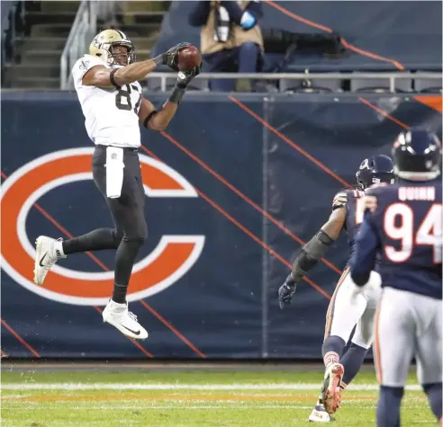  ?? KAMIL KRZACZYNSK­I/AP ?? Saints tight end Jared Cook hauls in a touchdown pass against the Bears during the second quarter Sunday at Soldier Field.