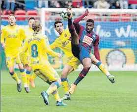  ?? FOTO: EFE ?? Pape Diop cayó lesionado de gravedad: podría tener dañado el ligamento de la rodilla