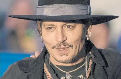  ??  ?? Avejentado. Depp está visiblemen­te demacrado, con ojeras muy pronunciad­as.