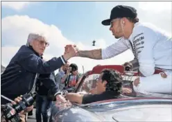  ??  ?? Ecclestone y Hamilton se saludan antes del GP de México de 2015.