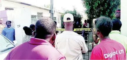  ?? CONRIBUTED ?? Curious residents gather outside the house where Cecilia Robinson-Lawrence was killed.