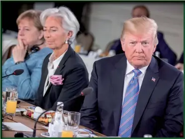  ??  ?? Photo ci-contre : Le 9 juin 2018, la directrice générale du FMI, Christine Lagarde (au centre), assiste au sommet du G7 aux côtés du président américain et de la chancelièr­e allemande. Face aux surcapacit­és chinoises persistant­es, aux excédents commerciau­x allemands et à l’offensive protection­niste américaine, les tensions commercial­es ont été au coeur des échanges entre les chefs d’État et de gouverneme­nt. Si le communiqué final du sommet – non signé par les États-Unis – a rappelé la volonté des États-membres d’engager « dans les plus bref délais » une réforme de l’OMC pour la rendre « plus efficace et plus rapide », la directrice générale du FMI a déclaré que « des pays dans le monde ne respectent pas forcément les accords de l’OMC » et a reconnu implicitem­ent que les règles du commerce mondial de ces 30 dernières années n’étaient plus respectées. (© AFP/Michael Kappeler/DPA)