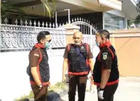  ?? ADI WIJAYA/JAWA POS ?? GELEDAH: Tim jaksa sedang berunding di depan rumah Nurul Dholam pada Senin lalu. Mereka menyita bukti-bukti.