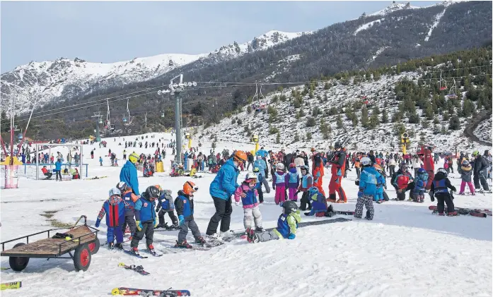  ?? Marcelo Martínez ?? El cerro Catedral es uno de los grandes indicadore­s de la temporada en Bariloche, que espera unos 400.000 turistas