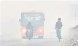  ?? SANCHIT KHANNA/HT ?? Vehicles ply in heavy fog engulfed in New Delhi’s Patel Nagar on Monday.