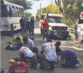  ??  ?? De emergencia. La acompañant­e falleció en el lugar; no llevaba casco de protección. La conductora murió en el hospital de Sensuntepe­que.