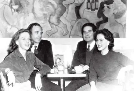  ??  ?? 91 cartas ardientes. Le escribió ABC a Elena Garro (izq), esposa de Octavio Paz. En la foto, los tres y Elenita, hija del matrimonio.
