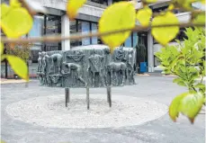  ?? FOTO: SCHEIDERER ?? Den Reichsstäd­ter Brunnen vor dem Rathaus wieder mit Wasser zu versorgen, sei mit relativ geringem Aufwand möglich, sagt OB Thilo Rentschler.