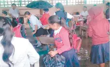  ??  ?? Los niños reciben clases por ratos, pues también deben limpiar.