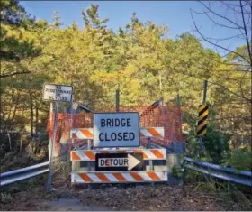  ?? MARY ESCH - THE ASSOCIATED PRESS ?? Local officials have wanted to replace this old bridge over the Schroon River in Piseco Lake since 2009, bu plans for a new bridge by the state constituti­onal protection of Forest Preserve land.