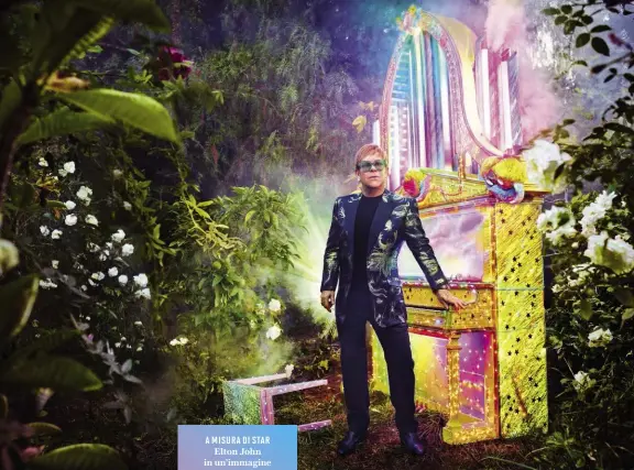  ??  ?? A MISURA DI STAR Elton John in un’immagine ufficiale del prossimo, ultimo tour. La giacca di satin con motivi jacquard a forma d’insetto, così come tutti i capi e accessori della star, sono creati per lui da Gucci.
