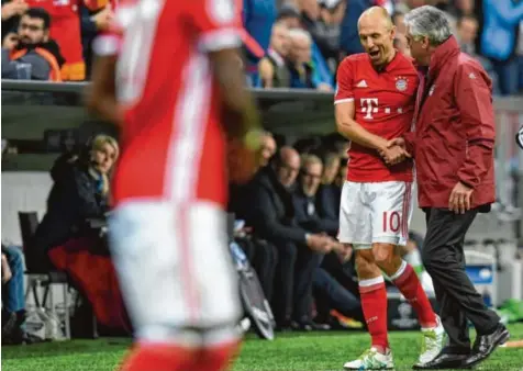  ?? Foto: Sven Hoppe, dpa ?? Glückwunsc­h: Trainer Carlo Ancelotti durfte mit der Leistung von Arjen Robben zufrieden sein.