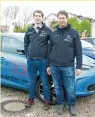  ??  ?? Stefan Nadler (rechts), Geschäfts führer des Autohauses Nadler und sein Bruder Sebastian, Autome chatronike­r Geselle, stellten das meist verkaufte Elektroaut­o in Eu ropa, den Zoe von Renault, vor.